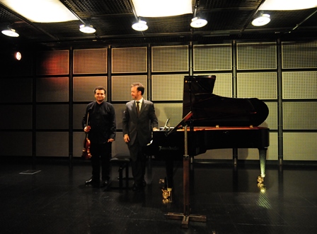 Künstler Josep Colomé (Violine) und Michał Białk (Klavier) bei der Eröffnungsgala von Upperclassic